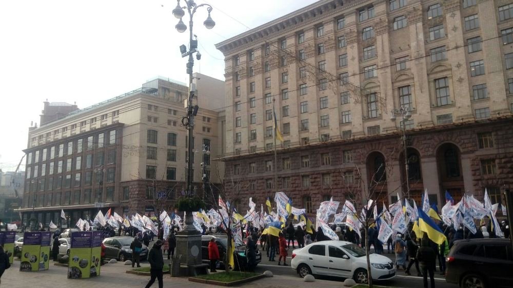В Киеве митингующие перекрыли Крещатик 1