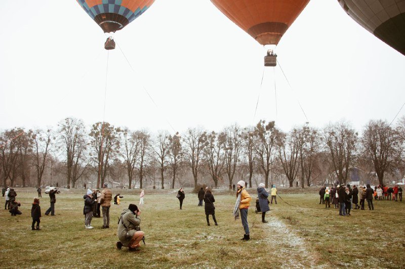 В Киеве на ВДНГ под мокрым снегом прошел фестиваль воздушных шаров: ищи себя на фото 4
