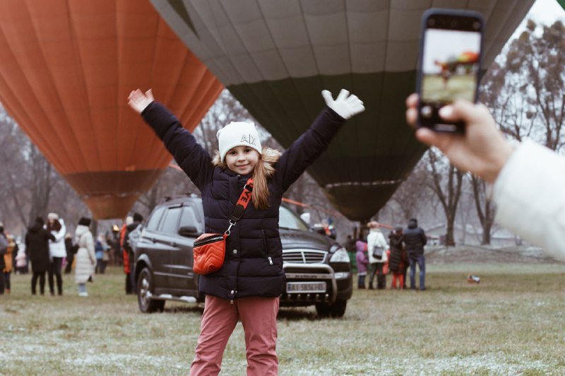 В Киеве на ВДНГ под мокрым снегом прошел фестиваль воздушных шаров: ищи себя на фото 11