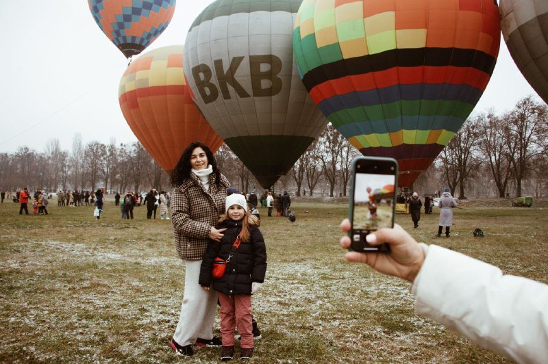 В Киеве на ВДНГ под мокрым снегом прошел фестиваль воздушных шаров: ищи себя на фото 15