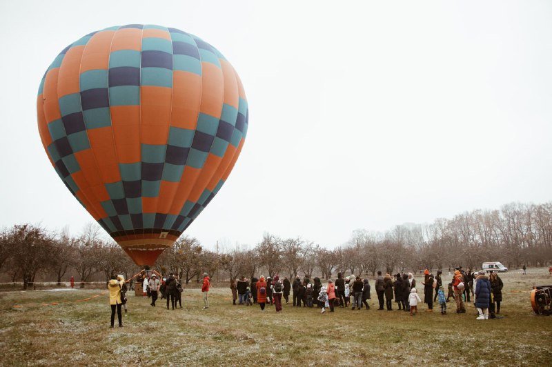 В Киеве на ВДНГ под мокрым снегом прошел фестиваль воздушных шаров: ищи себя на фото 18