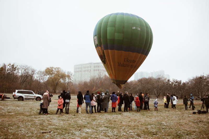 В Киеве на ВДНГ под мокрым снегом прошел фестиваль воздушных шаров: ищи себя на фото 19