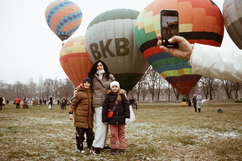 В Киеве на ВДНГ под мокрым снегом прошел фестиваль воздушных шаров: ищи себя на фото 20