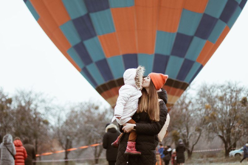 В Киеве на ВДНГ под мокрым снегом прошел фестиваль воздушных шаров: ищи себя на фото 22