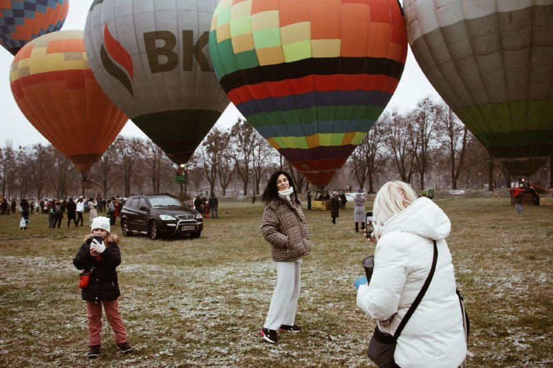 В Киеве на ВДНГ под мокрым снегом прошел фестиваль воздушных шаров: ищи себя на фото 27