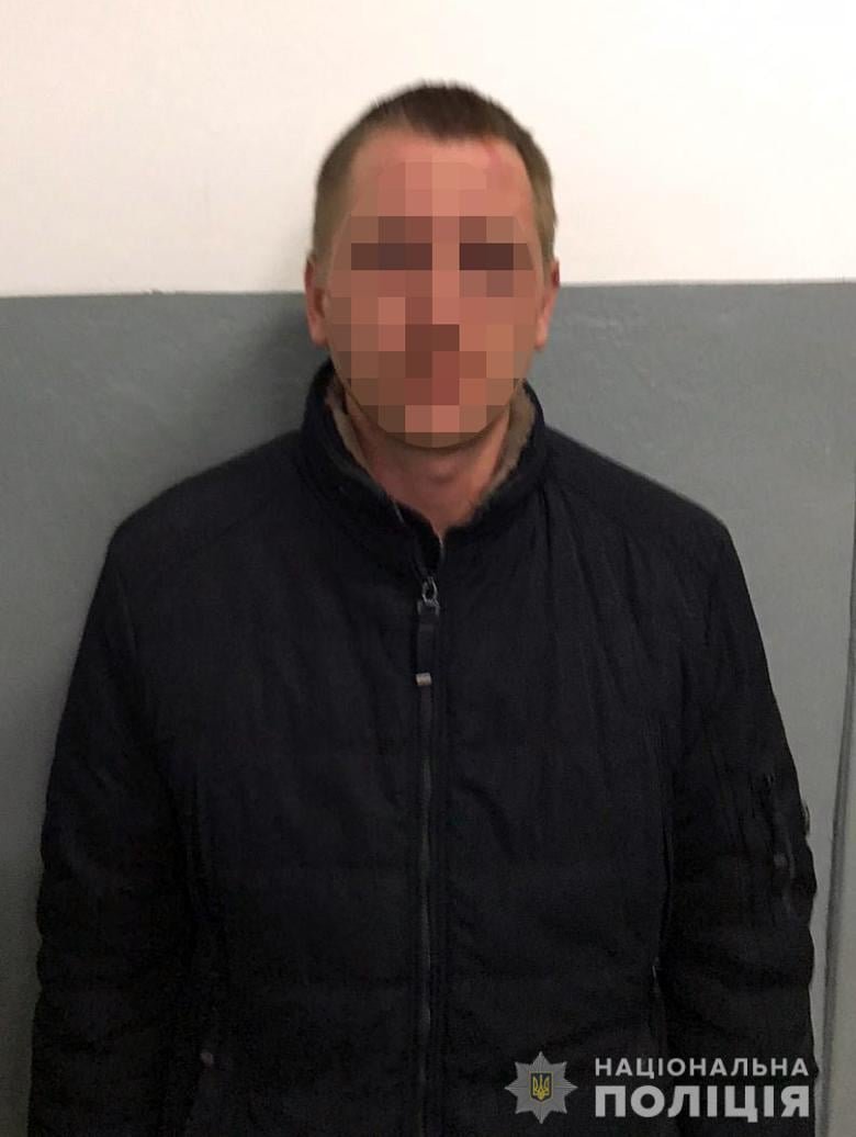 В Киеве пьяная компания напала на полицейского, который приехал на вызов 2