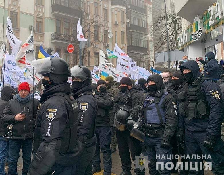 В Киеве митингующие блокируют Верховную Раду и перекрыли правительственный квартал 2