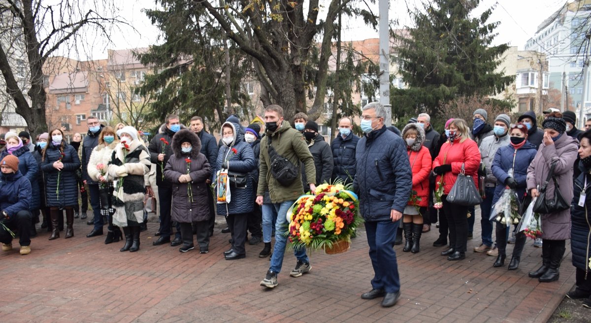 В Киеве на Подоле открыли памятник воинам АТО/ООС 1