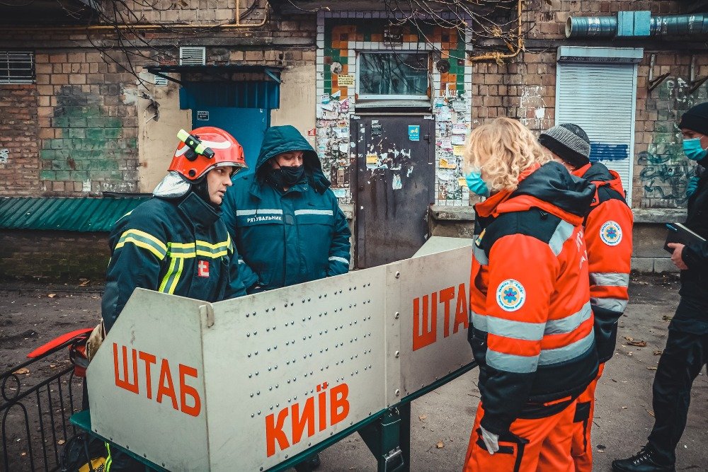 В Киеве из горящего дома спасли 5 человек: один из жителей выпрыгнул из окна пятого этажа 5