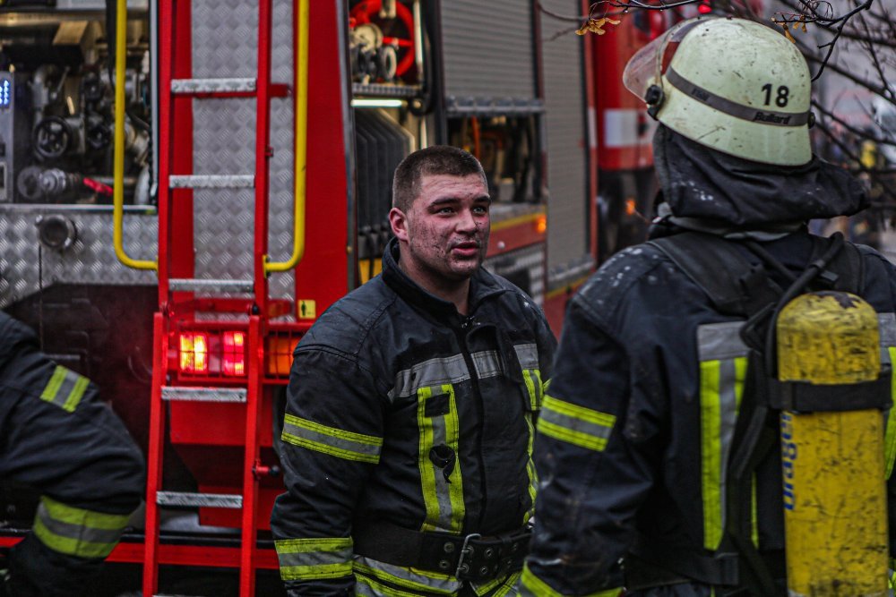 В Киеве из горящего дома спасли 5 человек: один из жителей выпрыгнул из окна пятого этажа 6