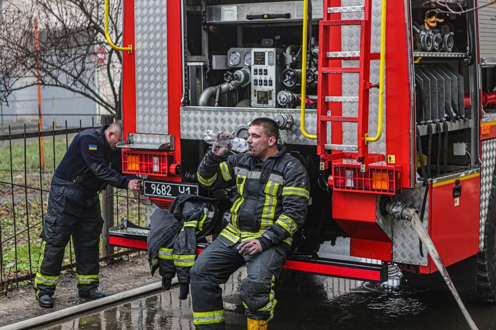 В Киеве из горящего дома спасли 5 человек: один из жителей выпрыгнул из окна пятого этажа 8