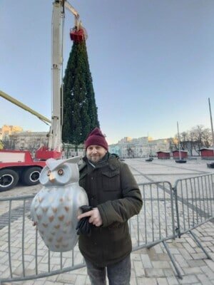 В Киеве на главную елку страны нацепили сову и первые гирлянды: появились фото 3
