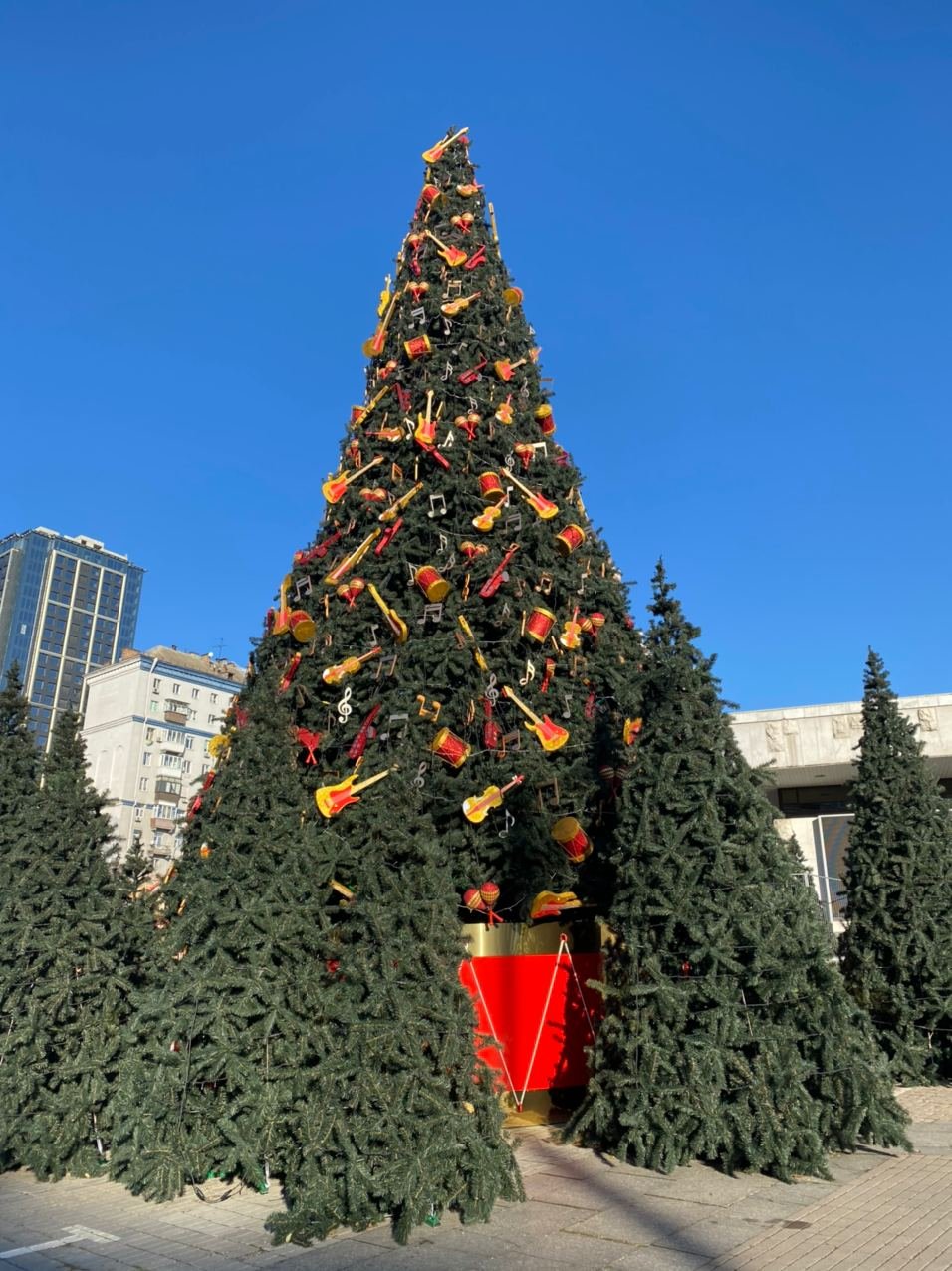 В Киеве на "Дворце Украина" открывают городок зимних развлечений: появились первые фото 1