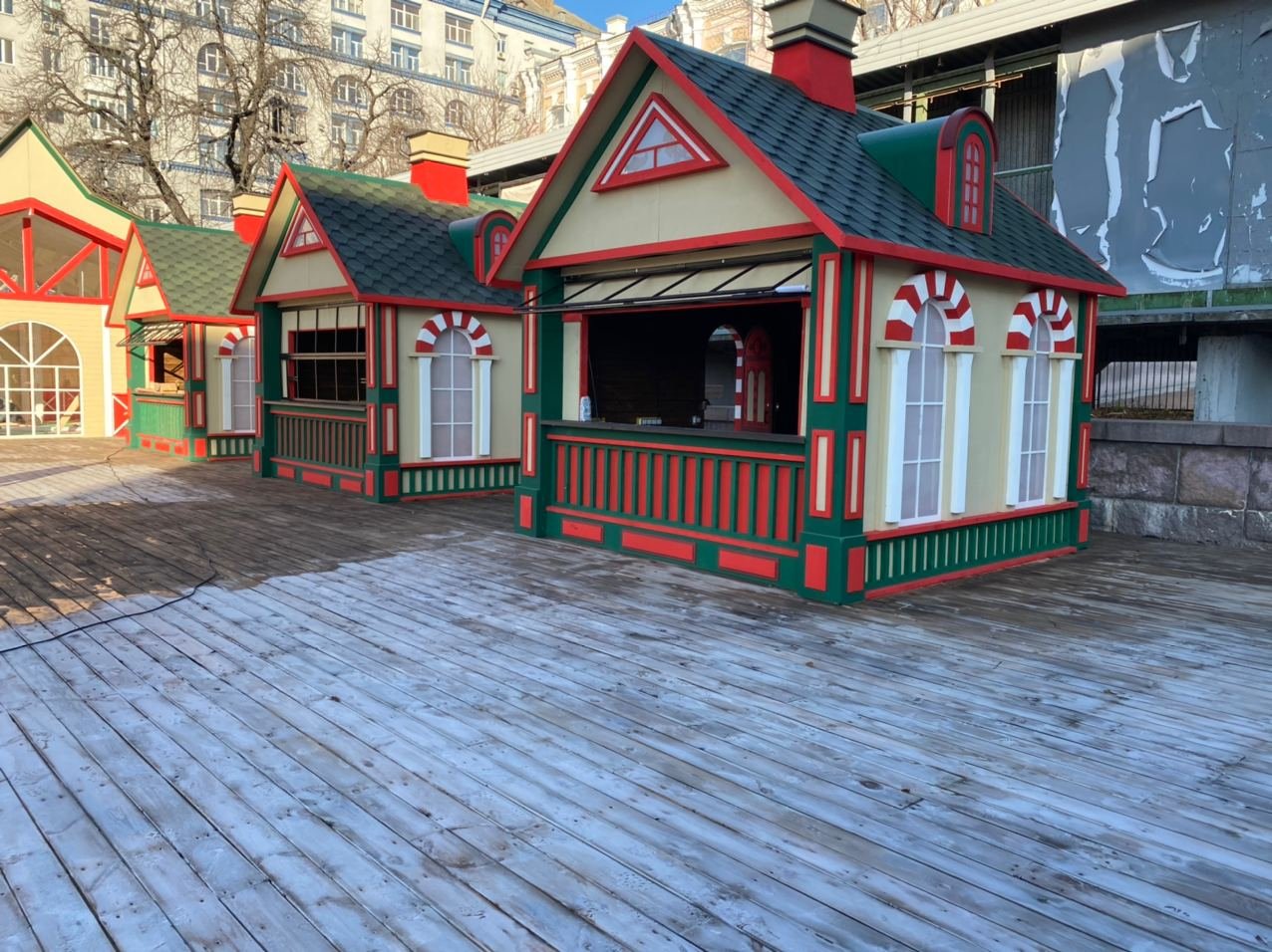 В Киеве на "Дворце Украина" открывают городок зимних развлечений: появились первые фото 2