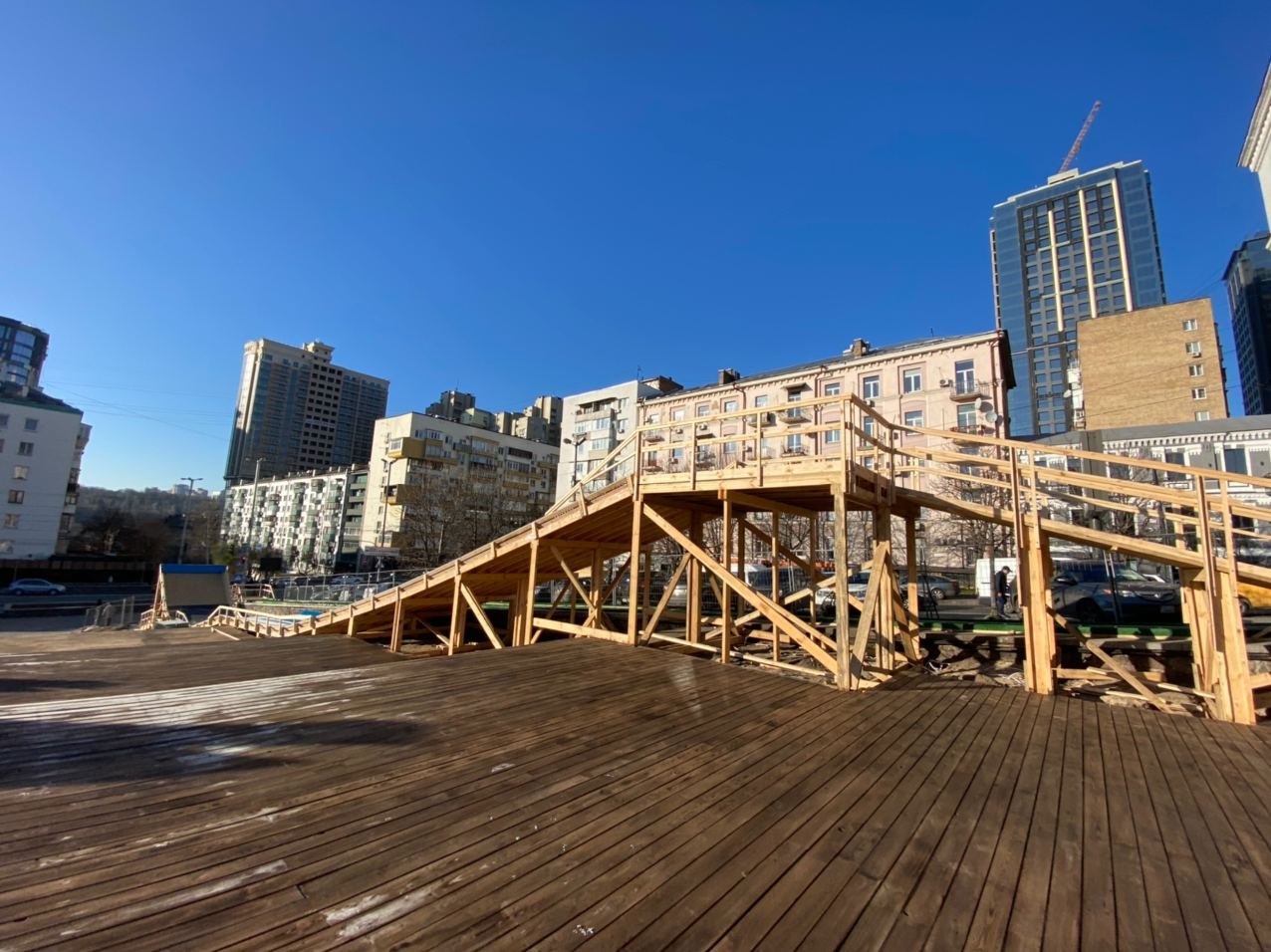 В Киеве на "Дворце Украина" открывают городок зимних развлечений: появились первые фото 3