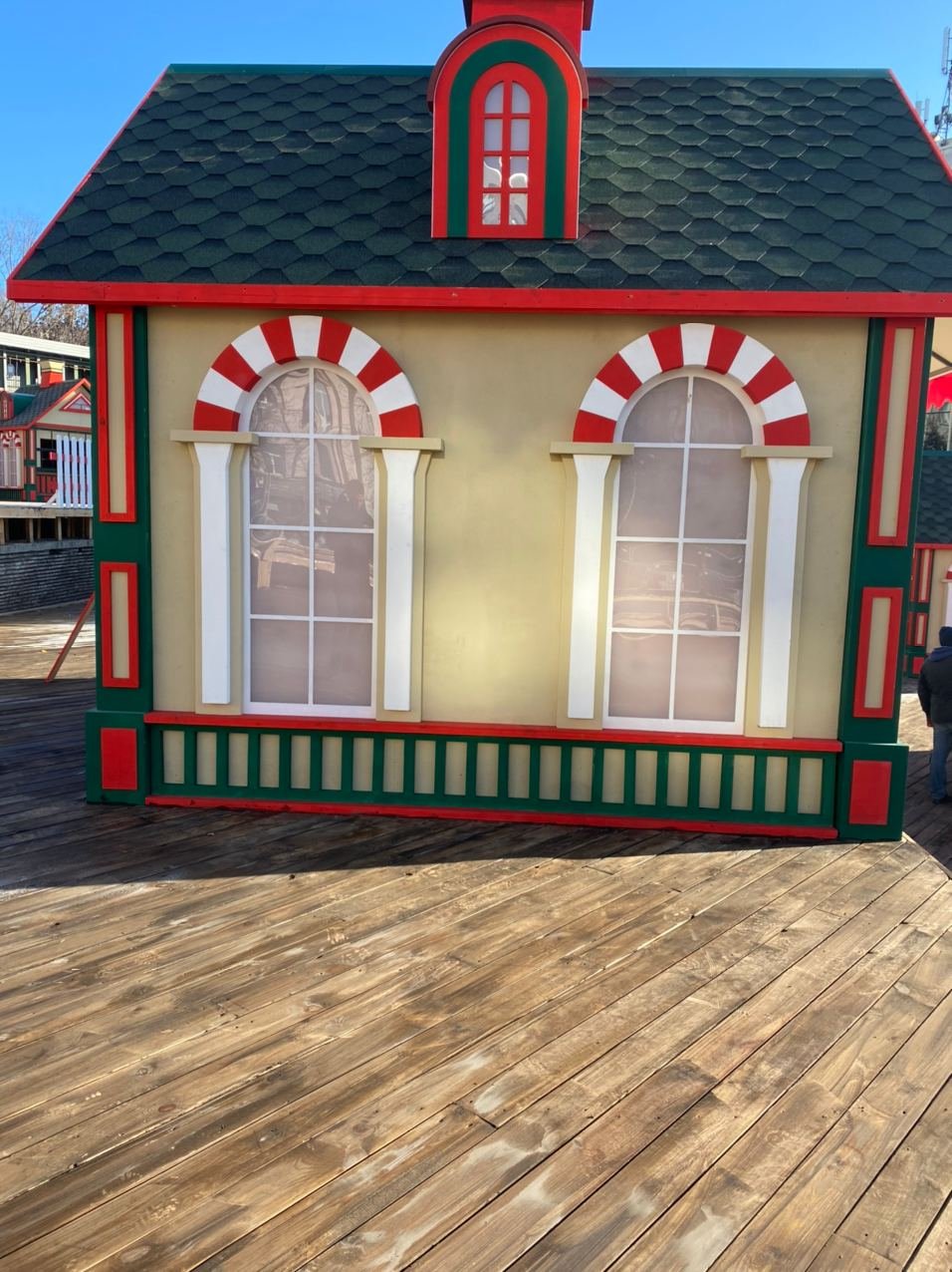 В Киеве на "Дворце Украина" открывают городок зимних развлечений: появились первые фото 4