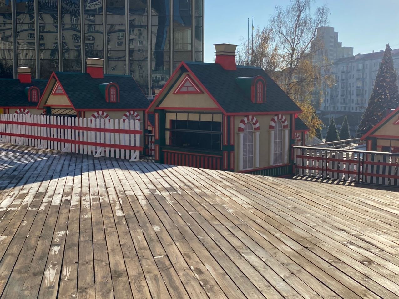 В Киеве на "Дворце Украина" открывают городок зимних развлечений: появились первые фото 5