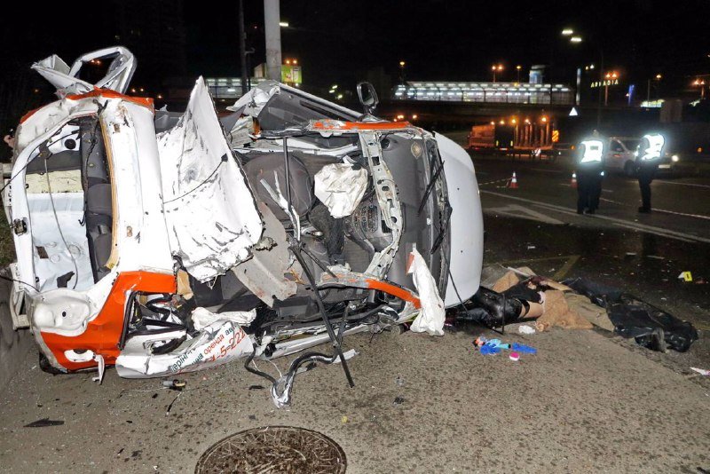 В Киеве Ravon влетел в столб: водитель и женщина-пассажир погибли на месте 4