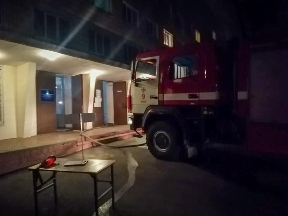 Ночью в Киеве горело общежитие университета: фото с места 1