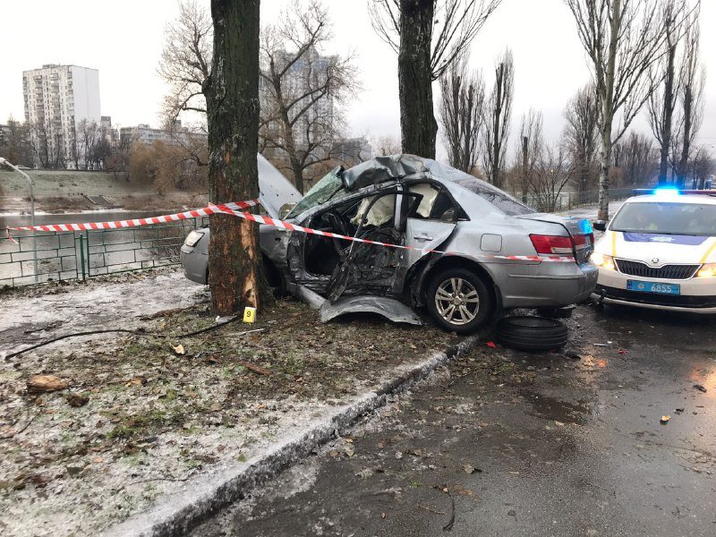 В Киеве на Энтузиастов Hyundai Sonata влетел в дерево: водитель погиб от удара 1