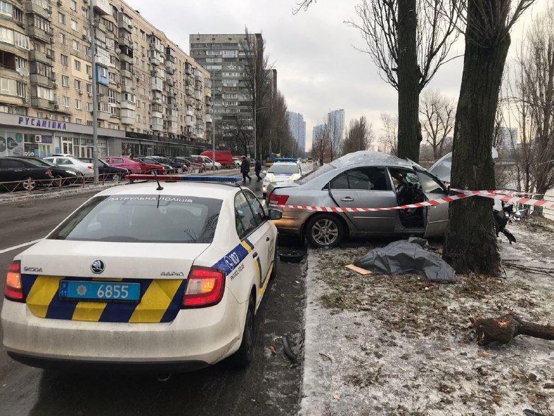 В Киеве на Энтузиастов Hyundai Sonata влетел в дерево: водитель погиб от удара 2