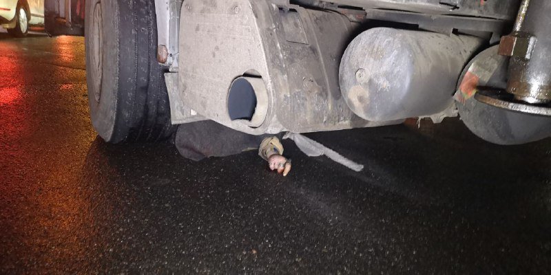 В Киеве возле метро Голосеевская грузовик насмерть переехал пешехода 1