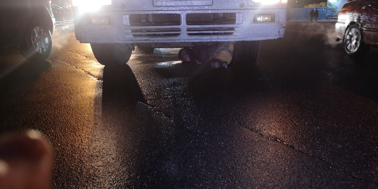 В Киеве возле метро Голосеевская грузовик насмерть переехал пешехода 2