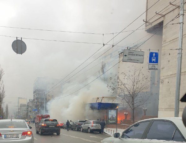 В Киеве на бульваре Шевченко вспыхнул пожар: что горело 3