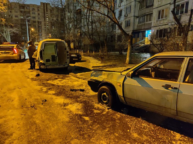 В Киеве на Минской водитель Audi влетел во двор и протаранил машины: есть пострадавшие 1