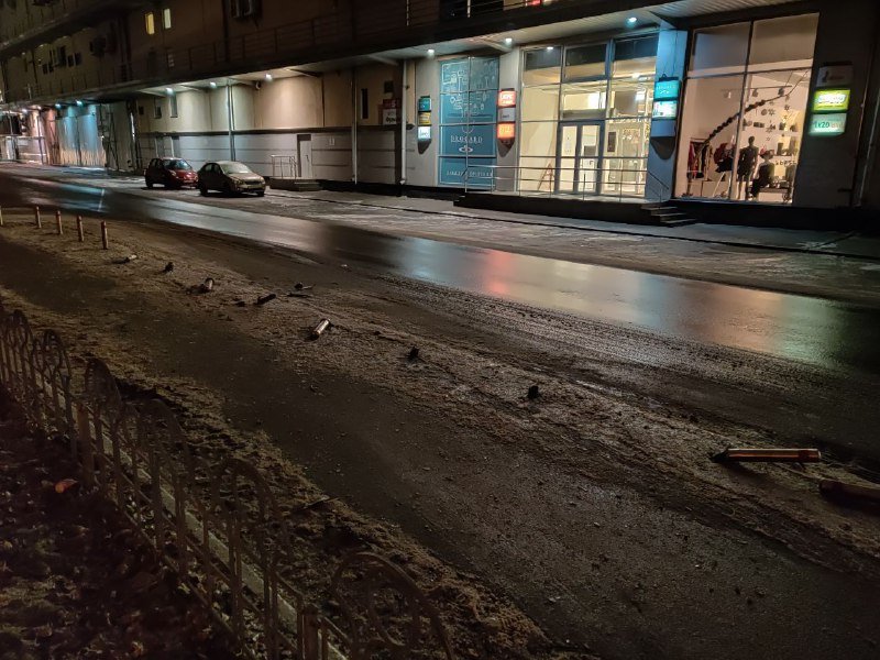 В Киеве на Минской водитель Audi влетел во двор и протаранил машины: есть пострадавшие 2