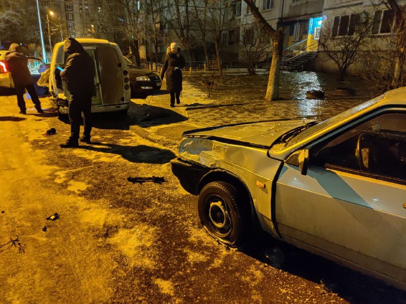 В Киеве на Минской водитель Audi влетел во двор и протаранил машины: есть пострадавшие 3