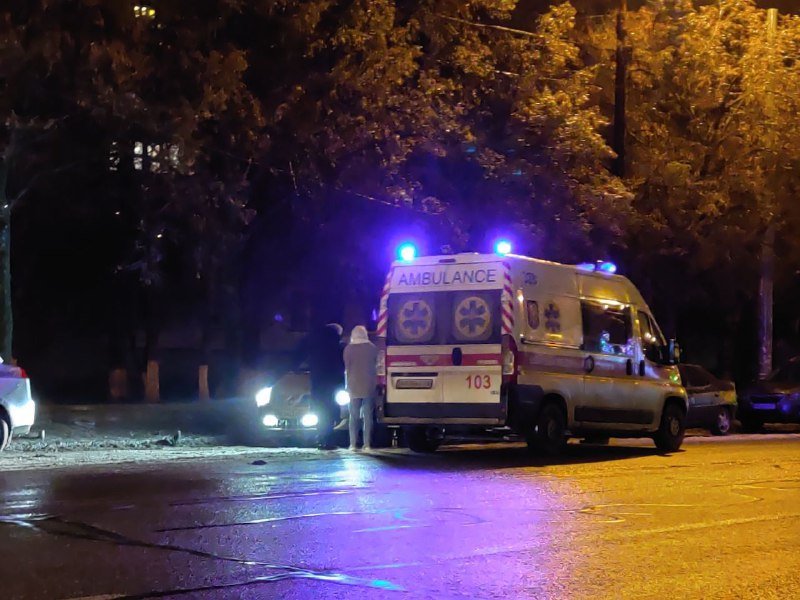 В Киеве на Теремках молодчики напали на прохожих и устроили драку на ножах: пострадал мужчина 1