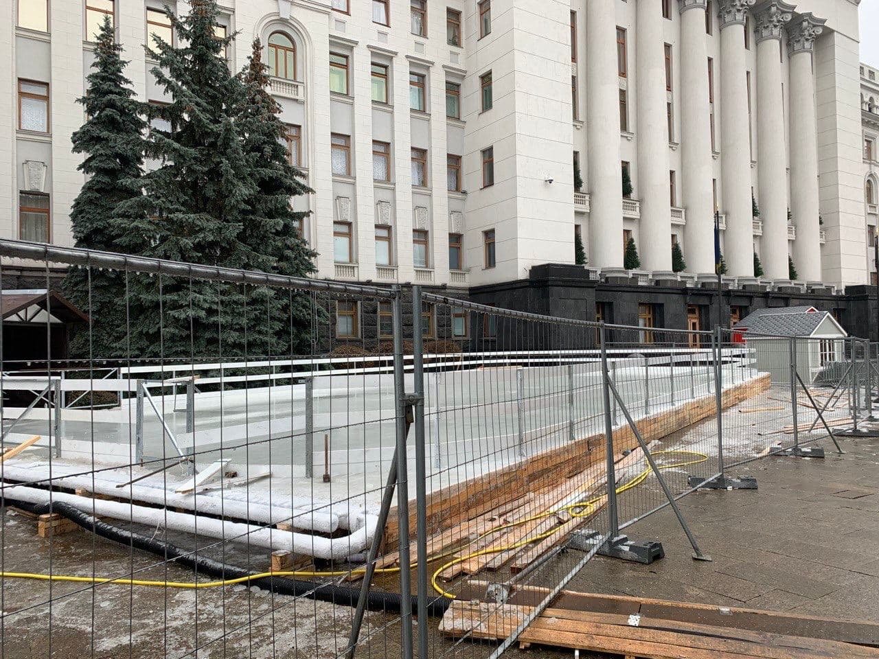 В Киеве возле Офиса президента установили новогодние домики и карусель 1