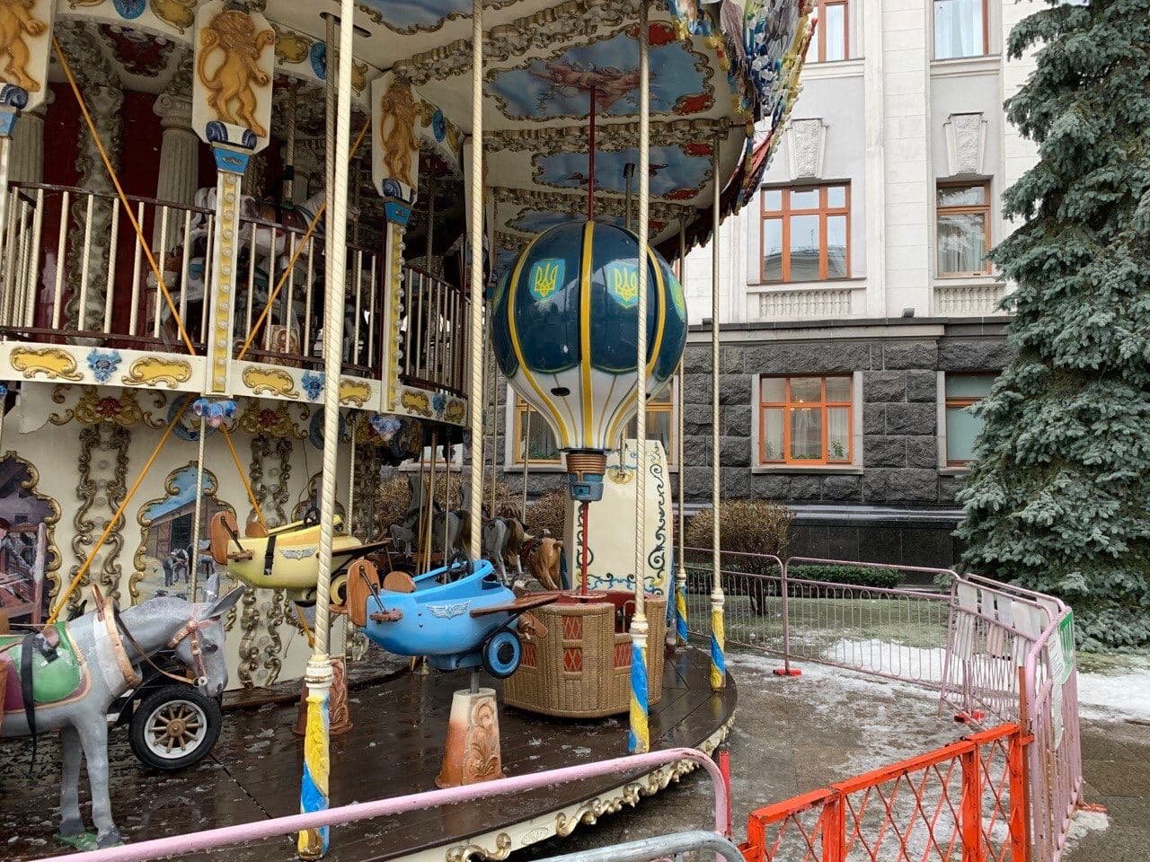 В Киеве возле Офиса президента установили новогодние домики и карусель 2