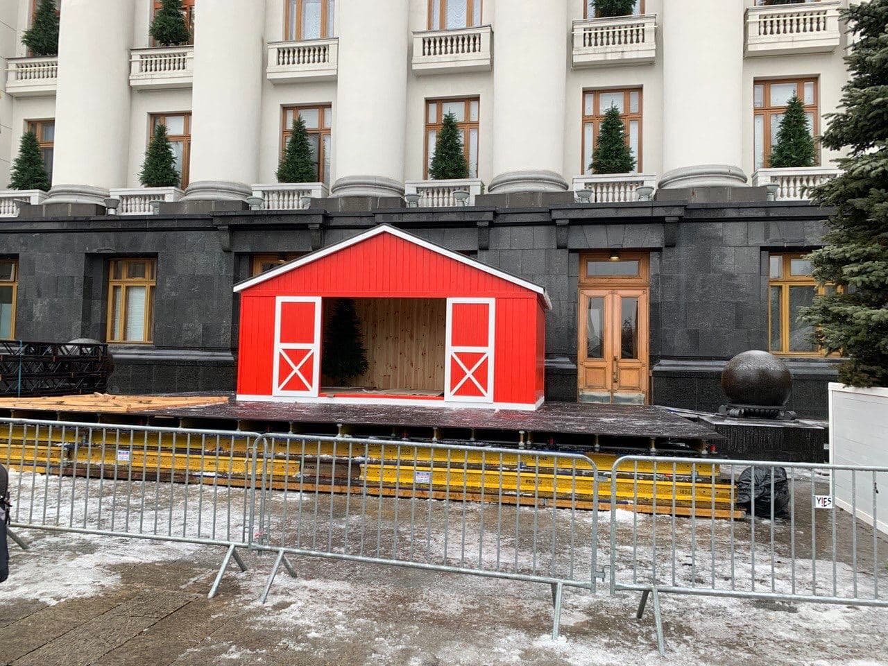 В Киеве возле Офиса президента установили новогодние домики и карусель 3