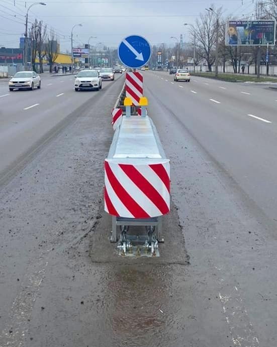 На дорогах Киева установили мягкие конструкции на случай ДТП 1