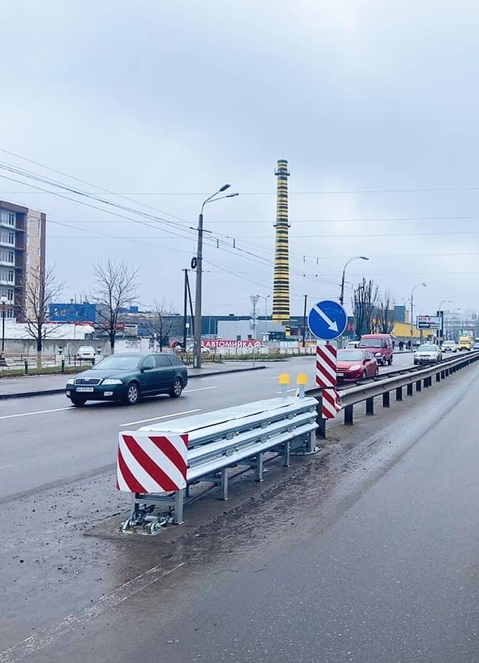 На дорогах Киева установили мягкие конструкции на случай ДТП 2