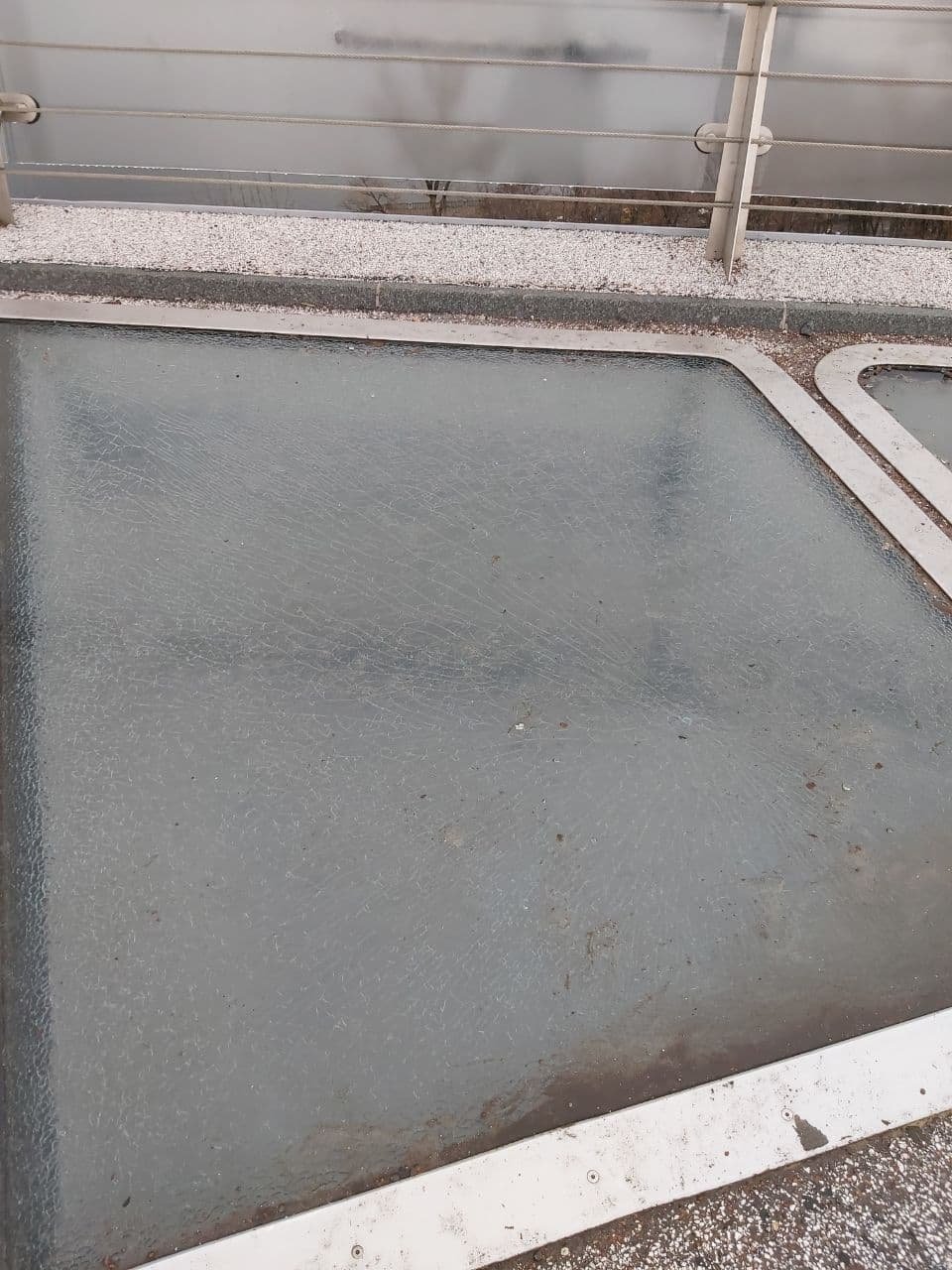 Стеклянный мост в Киеве снова дал трещину 1