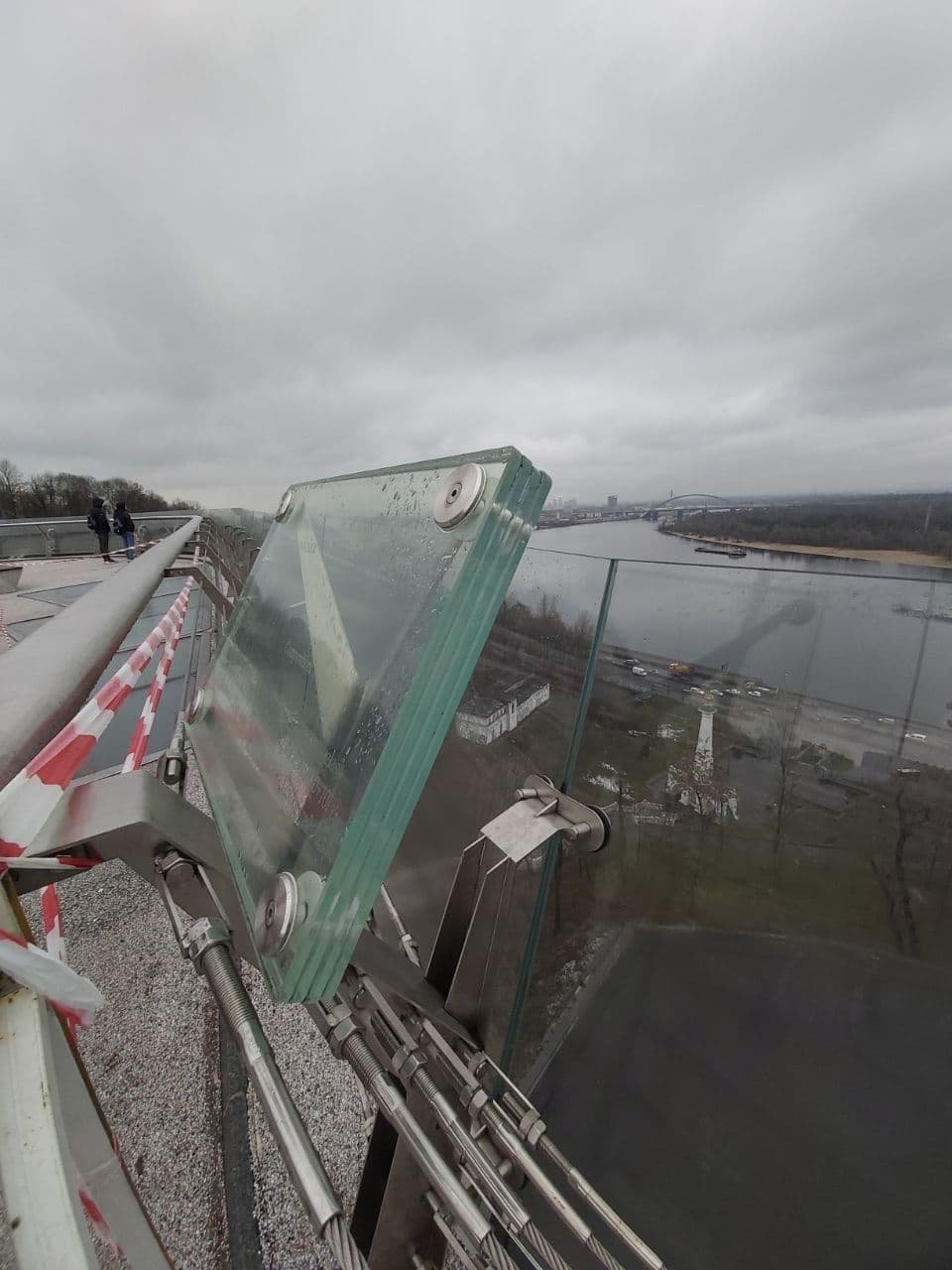 Стеклянный мост в Киеве снова дал трещину 2