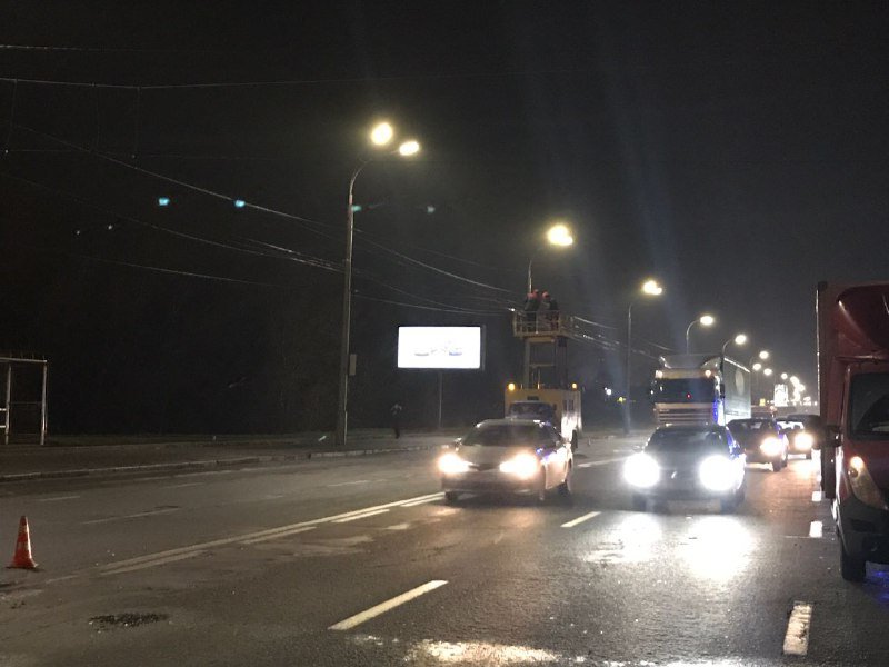 В Киеве грузовику оторвало крышу из-за провисшей контактной сети троллейбусов 1