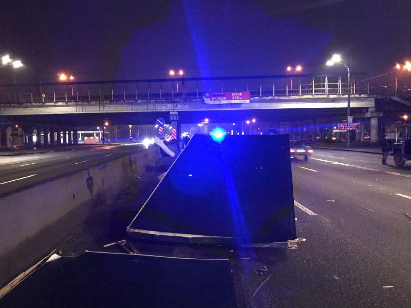 В Киеве грузовику оторвало крышу из-за провисшей контактной сети троллейбусов 2