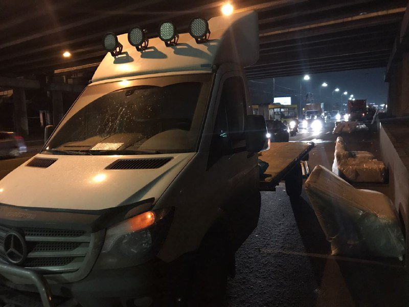 В Киеве грузовику оторвало крышу из-за провисшей контактной сети троллейбусов 3