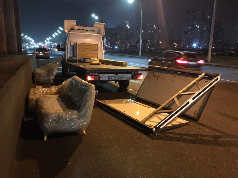 В Киеве грузовику оторвало крышу из-за провисшей контактной сети троллейбусов 4