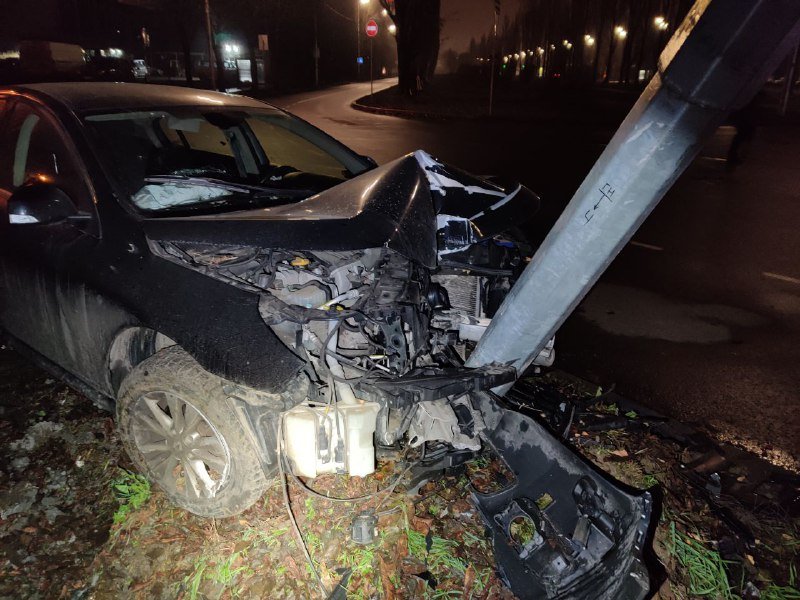 В Киеве на Вернадского девушка на Renault влетела в столб 1
