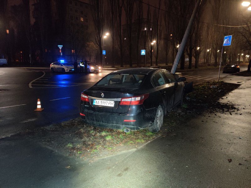 В Киеве на Вернадского девушка на Renault влетела в столб 2