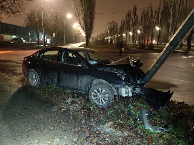 В Киеве на Вернадского девушка на Renault влетела в столб 3