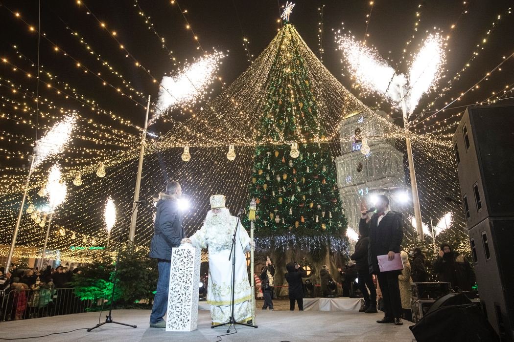 Как в Киеве зажигали главную елку страны: фоторепортаж с Софийской площади 1