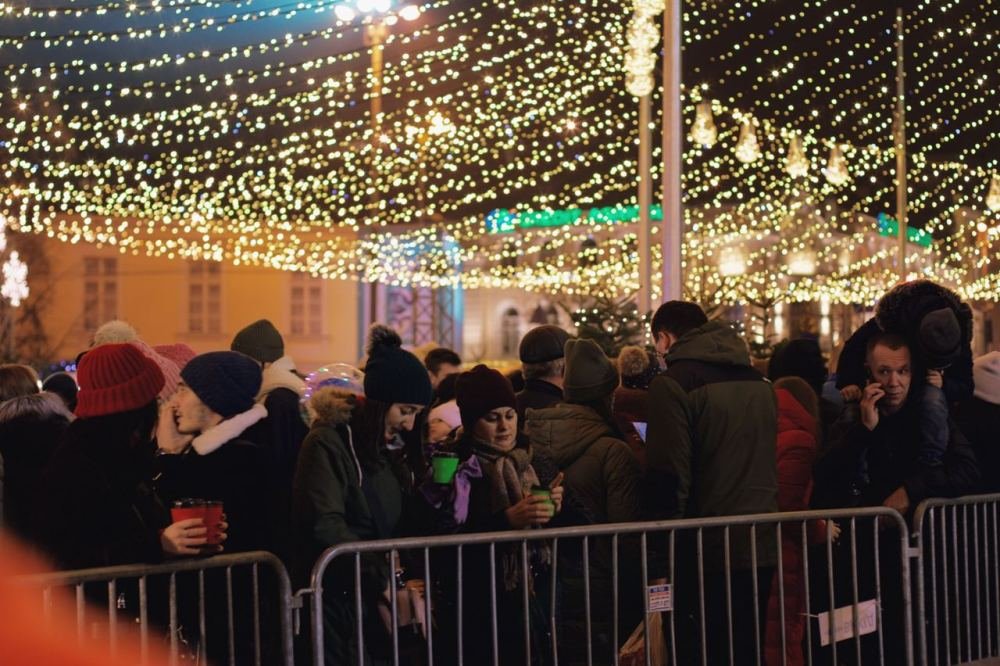 Как в Киеве зажигали главную елку страны: фоторепортаж с Софийской площади 10