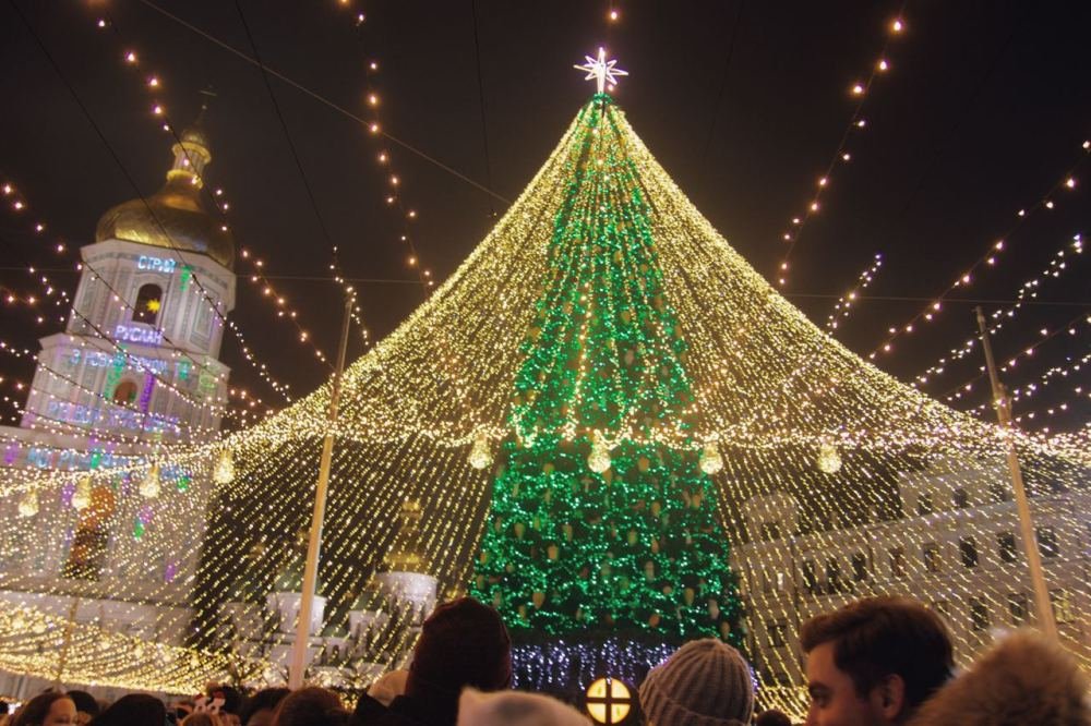 Как в Киеве зажигали главную елку страны: фоторепортаж с Софийской площади 11