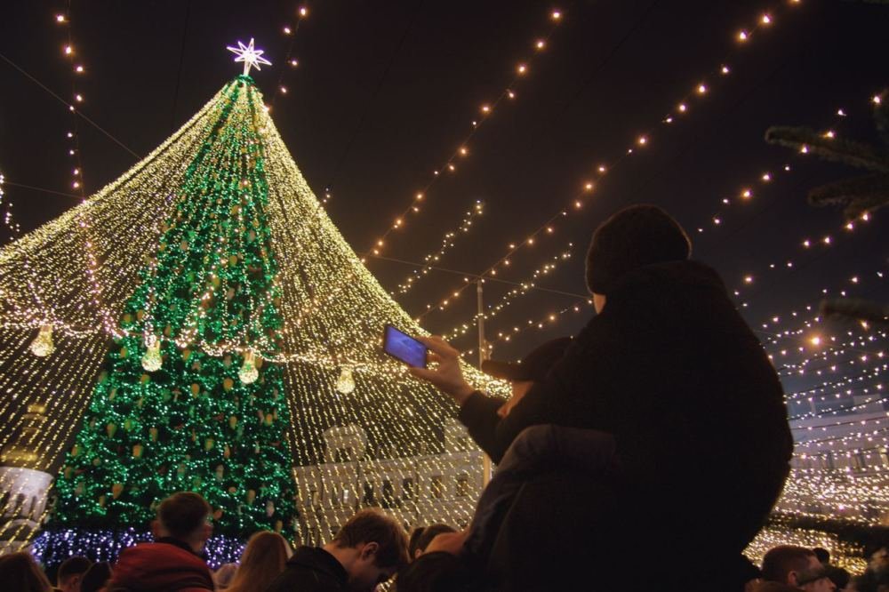 Как в Киеве зажигали главную елку страны: фоторепортаж с Софийской площади 12
